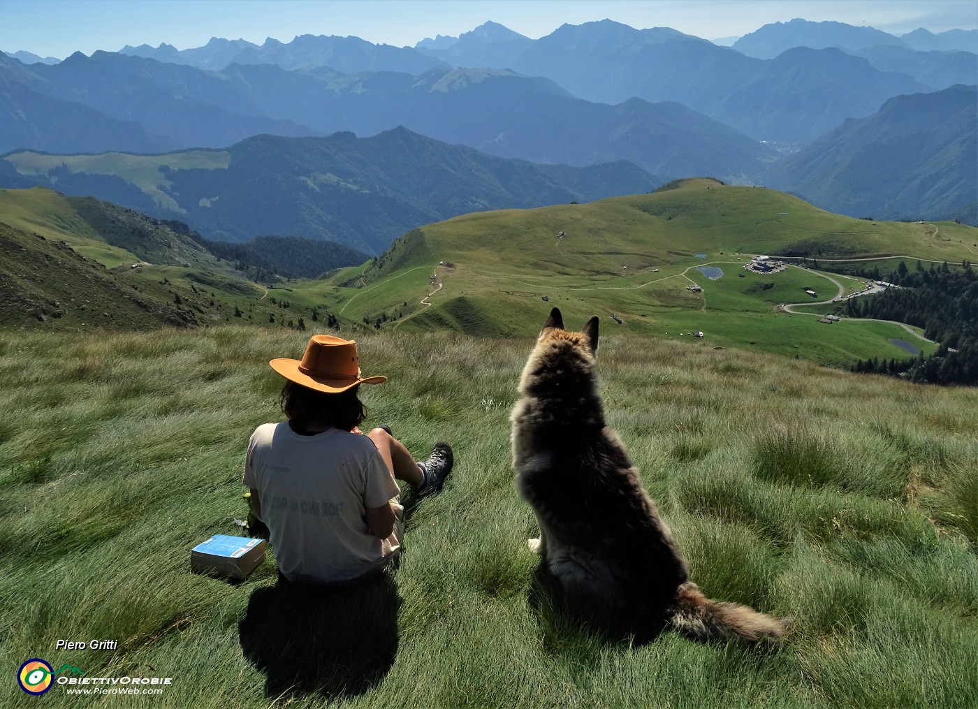 29 Dal Monte Avaro bella vista sui Piani da dove siam partiti.JPG